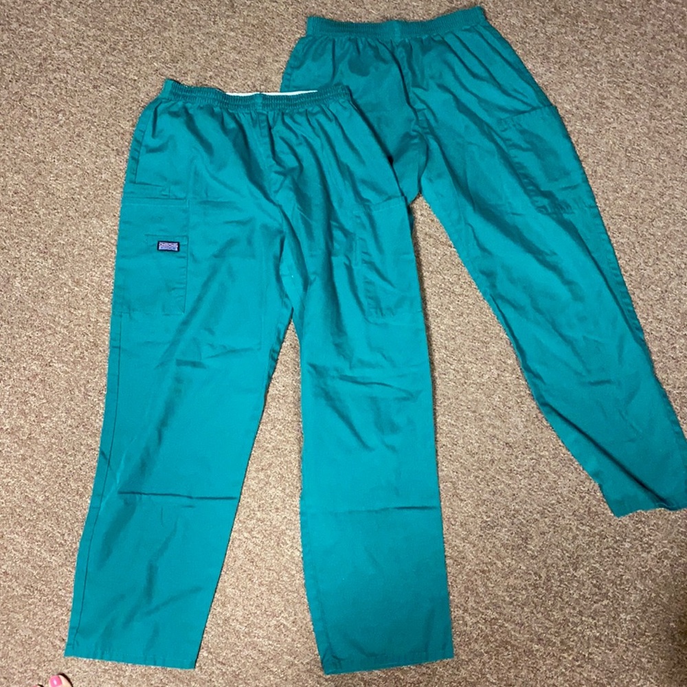 💥SOLD💥Cherokee size small hunter green two pairs scrub bottoms